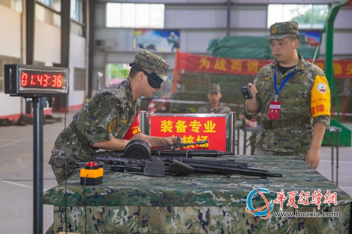 10、参赛官兵正在进行无光条件下的武器分解结合考核。施晨洲 摄_副本