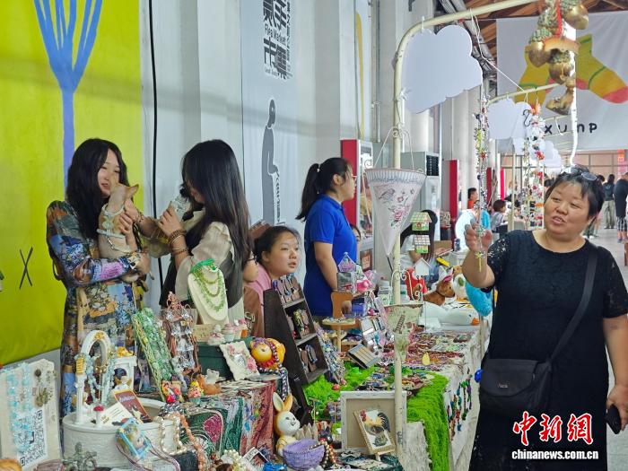 陕西西安：城市青年二手市集寻觅烟火气