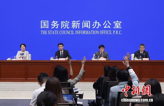 7月22日，中国国务院新闻办公室在北京举行新闻发布会，国家外汇管理局副局长、新闻发言人李斌，国家外汇管理局国际收支司司长贾宁，国家外汇管理局资本项目管理司司长肖胜介绍2025年上半年外汇收支数据情况，并答记者问。 <a target='_blank' href='/'>中新社</a>记者 杨可佳 摄