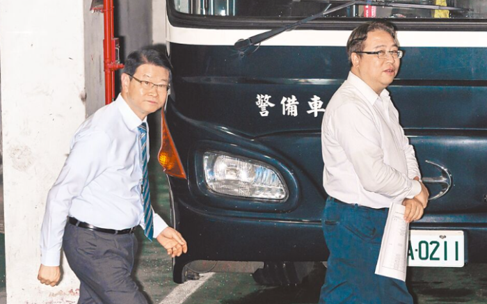 台法务部门政务次长黄世杰（右）、台北地检署检察长王俊力（左）亲自体验囚车运送犯人动线