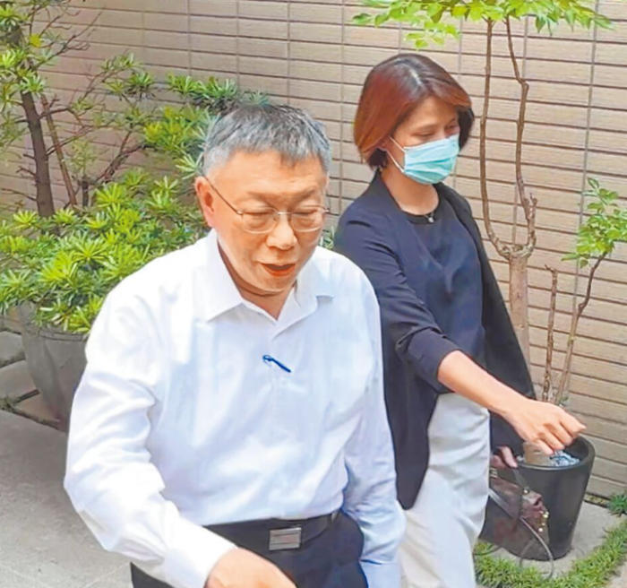 台北地检署主任检察官江贞谕（右）去年8月30日亲自到前民众党主席柯文哲（左）家，将柯文哲带回侦讯