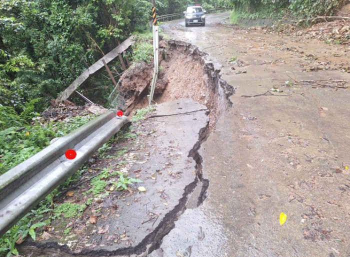 苗栗连日豪雨树倒、路基坍方