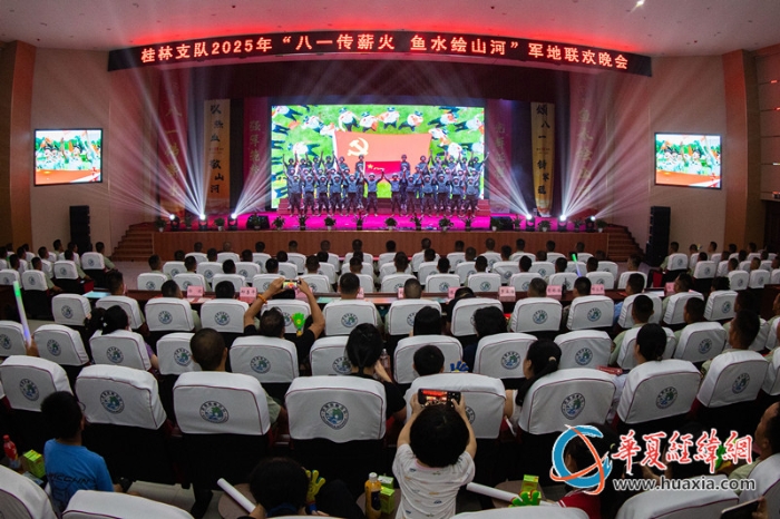 1、“八一”前夕，武警广西总队桂林支队举办军地联欢晚会， 图为武警官兵进行歌曲大合唱。施晨洲 摄_副本