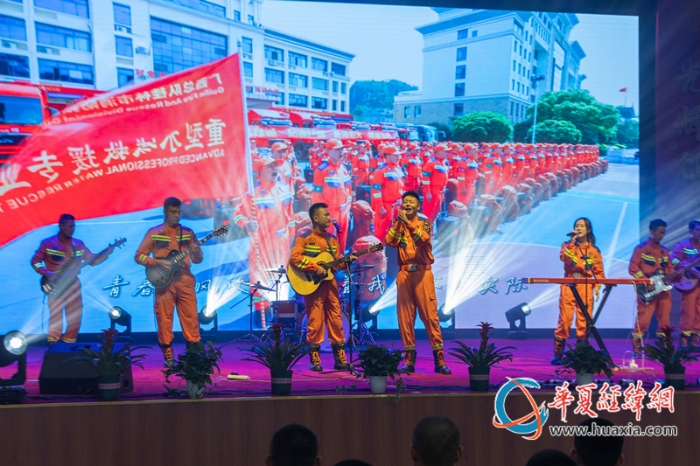 3、“八一”前夕，武警广西总队桂林支队举办军地联欢晚会， 图为驻地消防支队乐队表演歌曲弹唱。张辰飞摄_副本