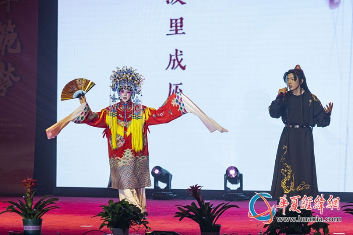 4、“八一”前夕，武警广西总队桂林支队举办军地联欢晚会， 图为歌曲对唱表演。施晨洲 摄_副本