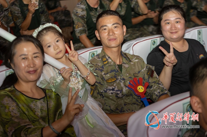 6、“八一”前夕，武警广西总队桂林支队举办军地联欢晚会， 图为武警官兵和家属互动。施晨洲摄_副本
