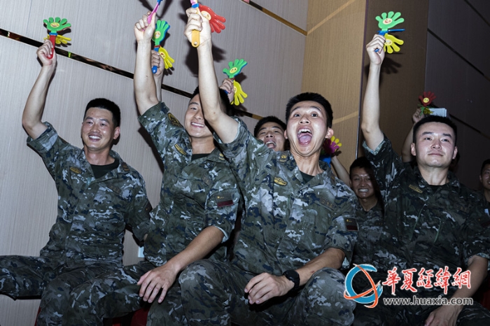 9、“八一”前夕，武警广西总队桂林支队举办军地联欢晚会， 图为武警官兵台下互动加油。张辰飞摄_副本