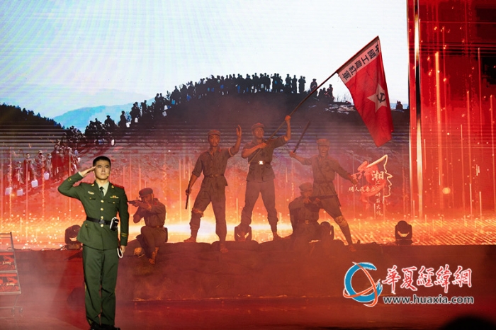 11、2025年7月31日，情景剧《接力》用时空穿越的表演形式表达对前辈们的崇敬和红色精神的传承。_副本
