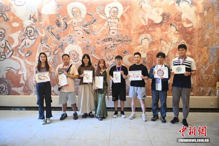 两岸婚生子女暑期研学甘肃行：感受光伏产业体验敦煌文化
