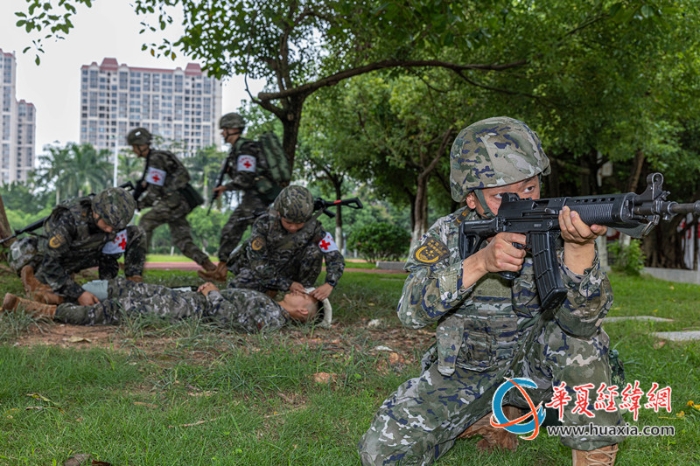 图1：卫勤专业官兵救治“伤员”_副本