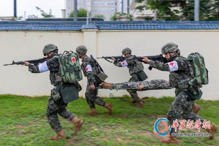 图5：卫勤专业官兵在进行战伤救护综合演练_副本