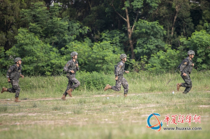 1、武警官兵正在向射击地线跃进。_副本