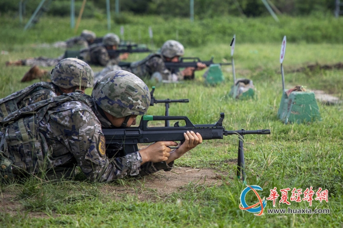 3、武警官兵正在进行班用机枪精度射击训练。_副本