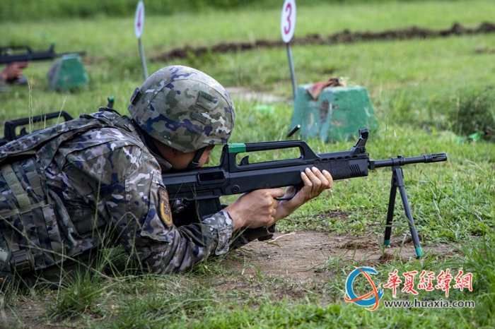 4、一名武警官兵正在进行班用机枪精度射击训练。_副本