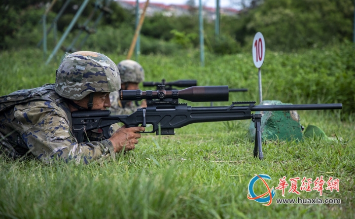 5、武警官兵正在进行狙击应用射击训练。_副本