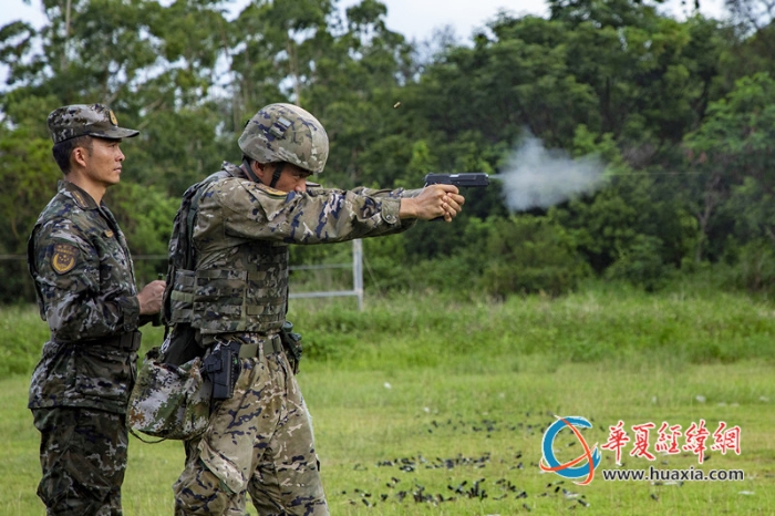 6、一名武警官兵正在进行手枪多种姿势射击训练。_副本