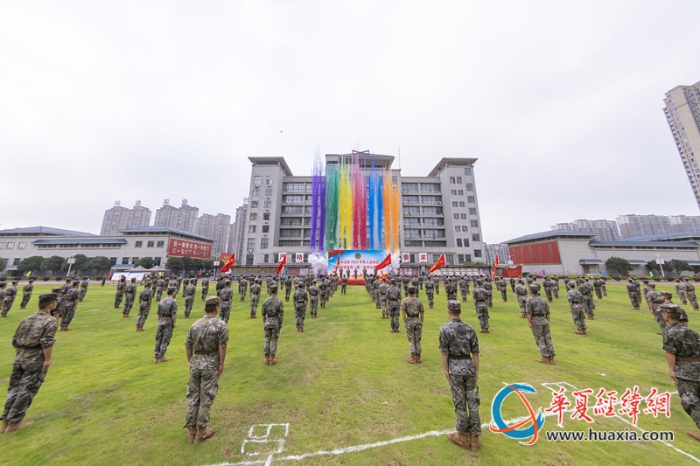 1、开幕式上，参赛官兵整齐列队，会场彩色烟幕腾空而起，为赛事预热造势。施晨洲 摄_副本
