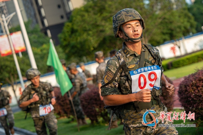 2、比武竞赛中，五公里武装越野激战正酣，参赛官兵在跑道上展开速度与耐力的较量。 施晨洲 摄_副本