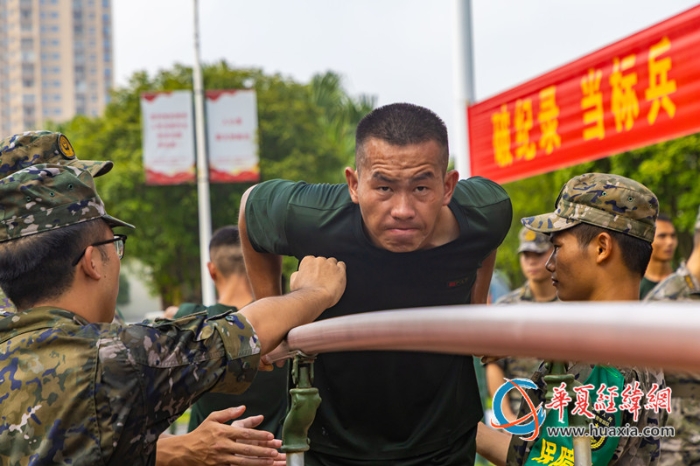 3、双杠臂屈伸考核现场，参赛官兵挑战体能极限。施晨洲 摄_副本