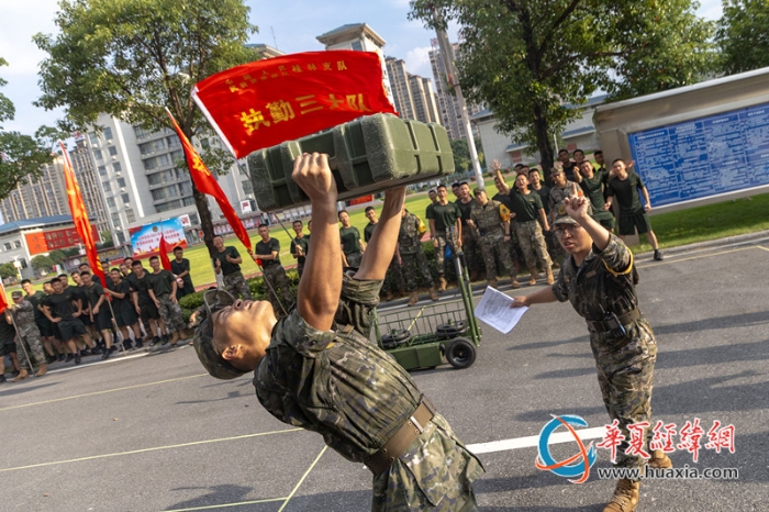 7、战斗体能连贯考核现场，参赛官兵咬牙坚持，奋勇拼搏。施晨洲 摄_副本