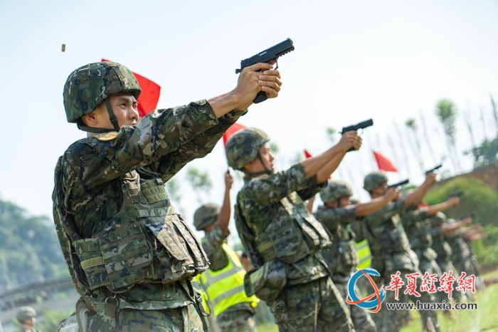 10、参赛官兵正在进行手枪精度射击考核。施晨洲 摄_副本