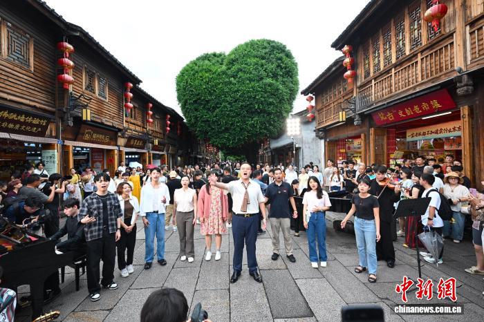 两岸青年合唱快闪 纪念抗战胜利暨台湾光复80周年