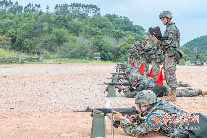 图1.参训官兵正在进行自动步枪精度射击_副本