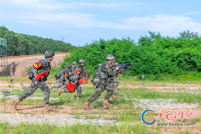 图5.参训官兵正在进行自动步枪快速射击_副本
