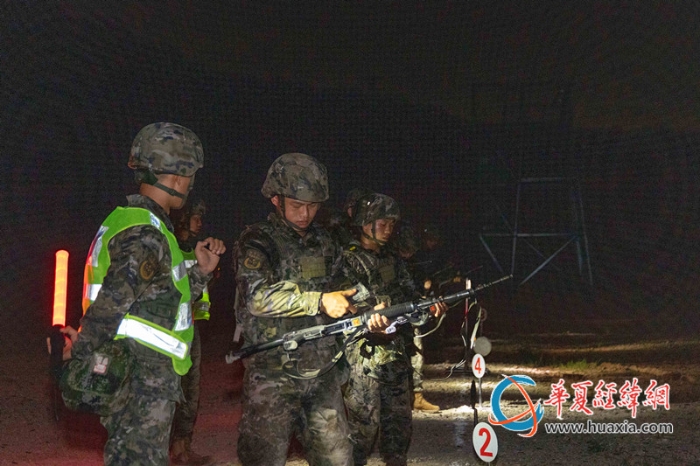 图7.参训官兵正在进行自动步枪夜间应用射击_副本