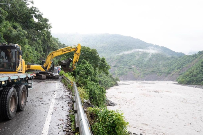 圖為高雄市日前豪雨，造成下邊坡路基沖刷淘空。（示意圖／交通部提供）