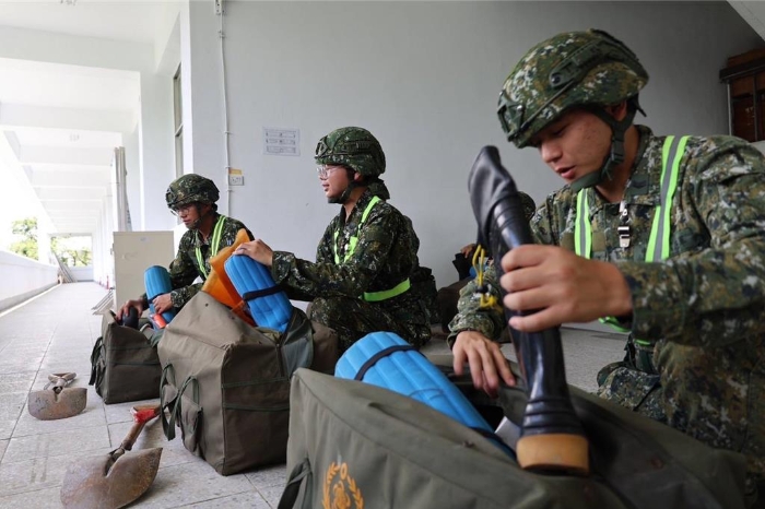 陸軍203旅官兵實施防災裝備及器具檢整。（第四作戰區提供／林雅惠高雄傳真）