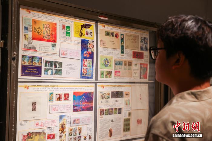 青海西宁：游客参观主题集邮展