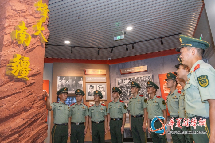 图1：武警红色讲解员在讲述先辈们烽火岁月里的故事_副本
