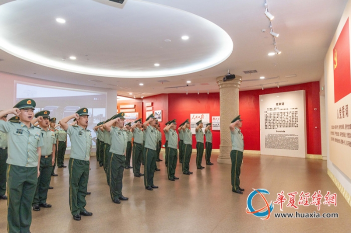 图2：武警官兵在重温入党誓词_副本
