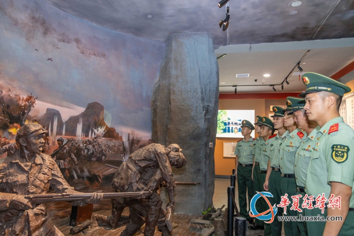 图3：武警官兵在参观抗战实景重现区_副本