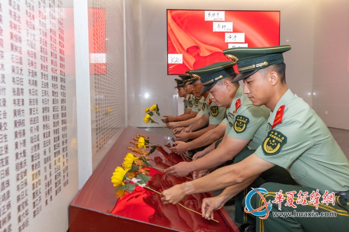 图5：武警官兵向烈士墙敬献鲜花_副本