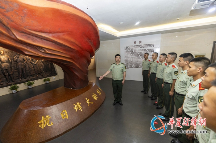 3、武警官兵们对八路军桂林办事处纪念馆展厅进行讲解。 农文尖 摄_副本