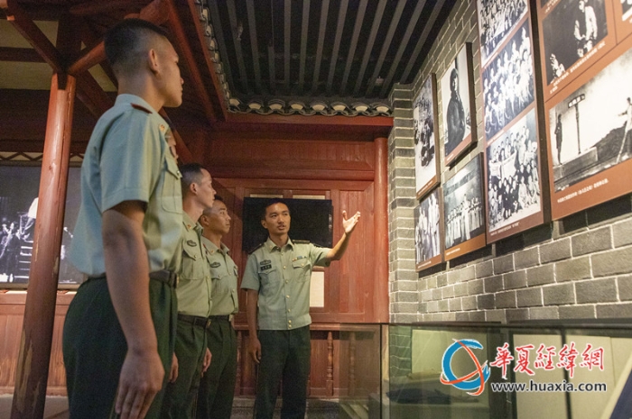 5、武警官兵们仔细聆听抗战历史讲解。 张辰飞 摄_副本