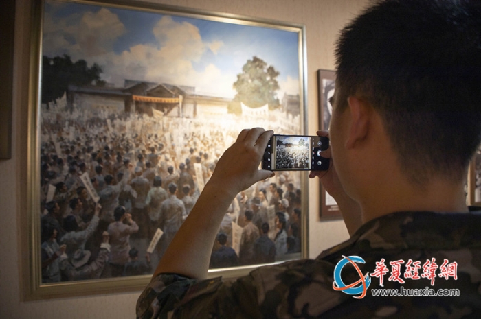 6、武警官兵们正在馆内参观拍照。 张辰飞 摄_副本