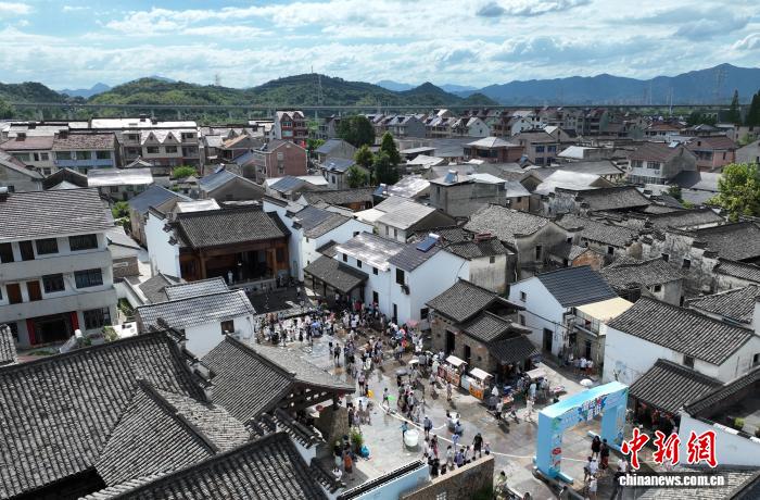 杭州千年古村“洗街”消暑：别样“泼水节”吸引游人