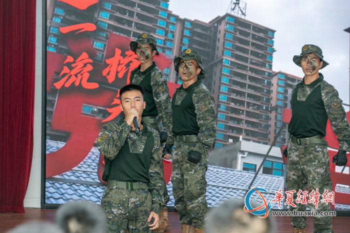 9、2025年8月26日，武警北海支队“一观一辨一品”群众性自我教育活动现场，官兵们正在表演“一队一品”节目。_副本