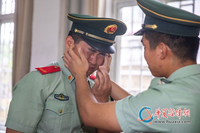 2、退役老兵依依不舍告别战友。施晨洲 摄_副本