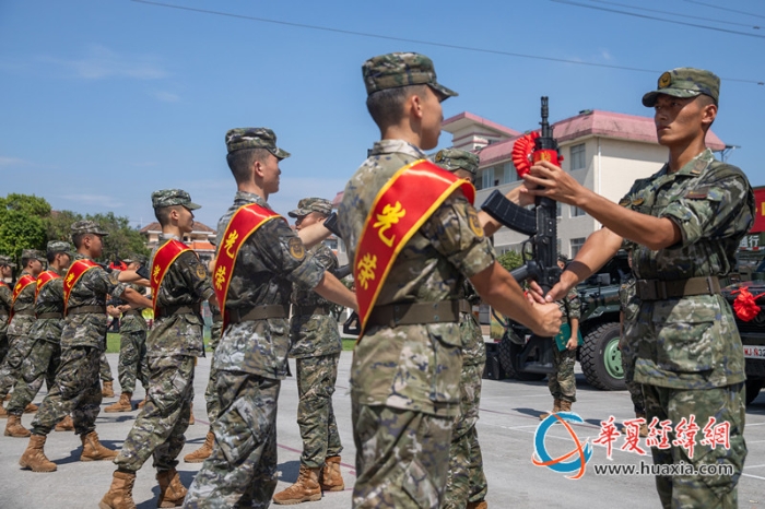 3、武警官兵组织新老兵交接枪仪式，见证使命与责任的传承。施晨洲 摄_副本