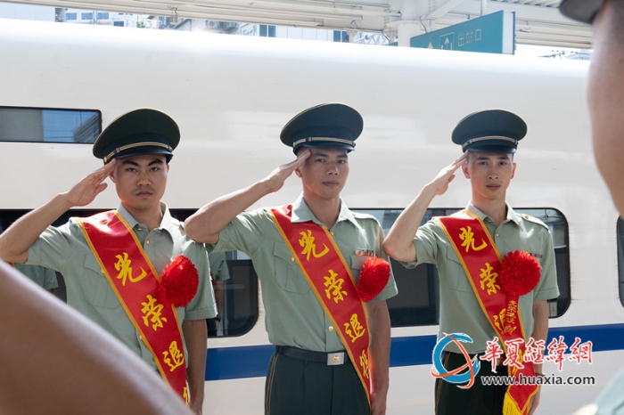 6、退役老兵向战友敬礼告别。侯远豪 摄_副本