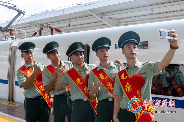 7、退役老兵在站台合影留念。侯远豪 摄_副本
