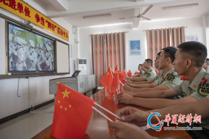 3、武警官兵们手举红旗见证荣耀时刻。张辰飞 摄_副本