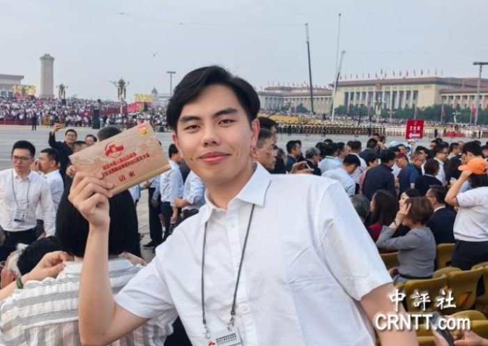 北京师范大学台生刘育宇在纪念中国人民抗日战争暨世界反法西斯战争胜利80周年阅兵式现场