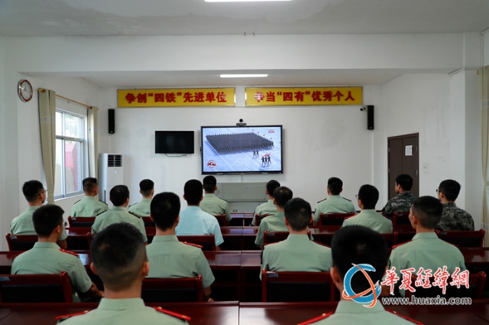 2.图为基层官兵观看观看阅兵仪式。赵天钰摄_副本