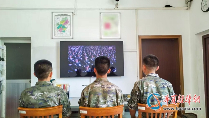 3.图为担负任务官兵观看阅兵仪式。李闻摄_副本