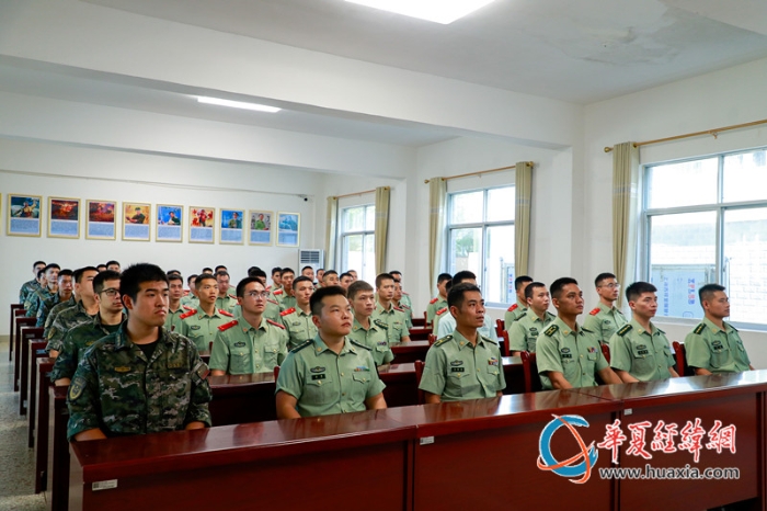 4.图为官兵全神贯注观看阅兵仪式。王斐摄_副本